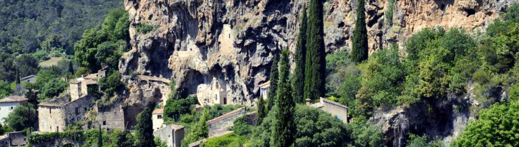 falaise de tuf village de cotignac